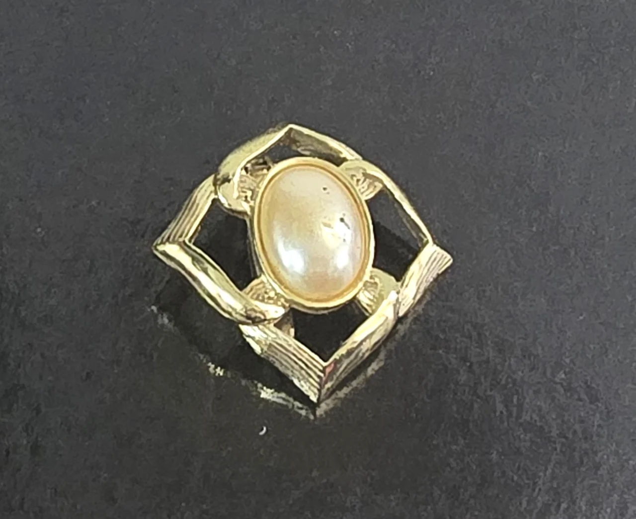 סיכת דש  וינט'ג שנות ה-80 עם פנינה מלאכותית  דמוית קבושון ועצוב מתכתי בצבע זהב