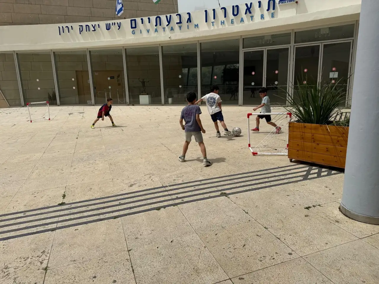 מסיבה בתיאטרון גבעתיים 17.4