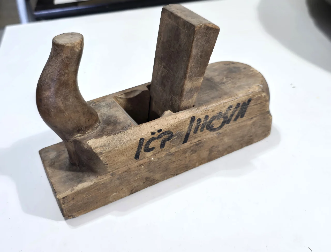 מקצוע עץ ישן , עשוי עץ .  כיתוב : מוזיאון ב"א ?