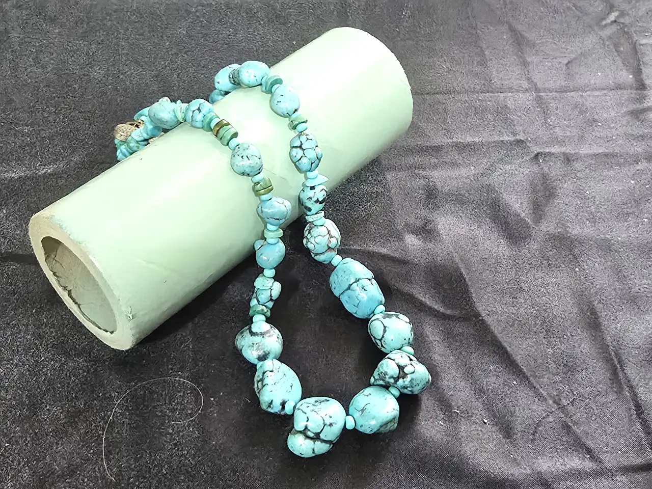 שרשרת עם אבני תורכיזהאבנים בחלק העליון קטנות ובהדרגה כלפי מטה הם גדולות יותר