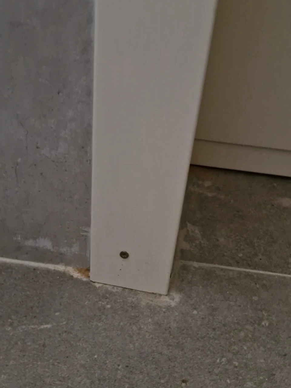 עיגון לא תקני של המזוזות בקיר בעזרת ברגים