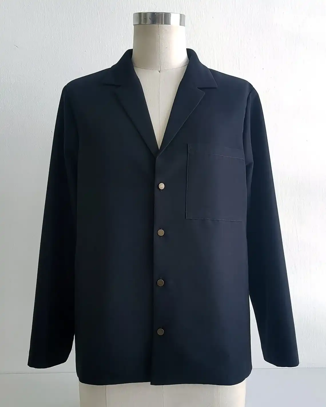 חולצת קופרו שחורה לגברים: גזרה אוברסייז, שרוול ארוך, מכופתרת