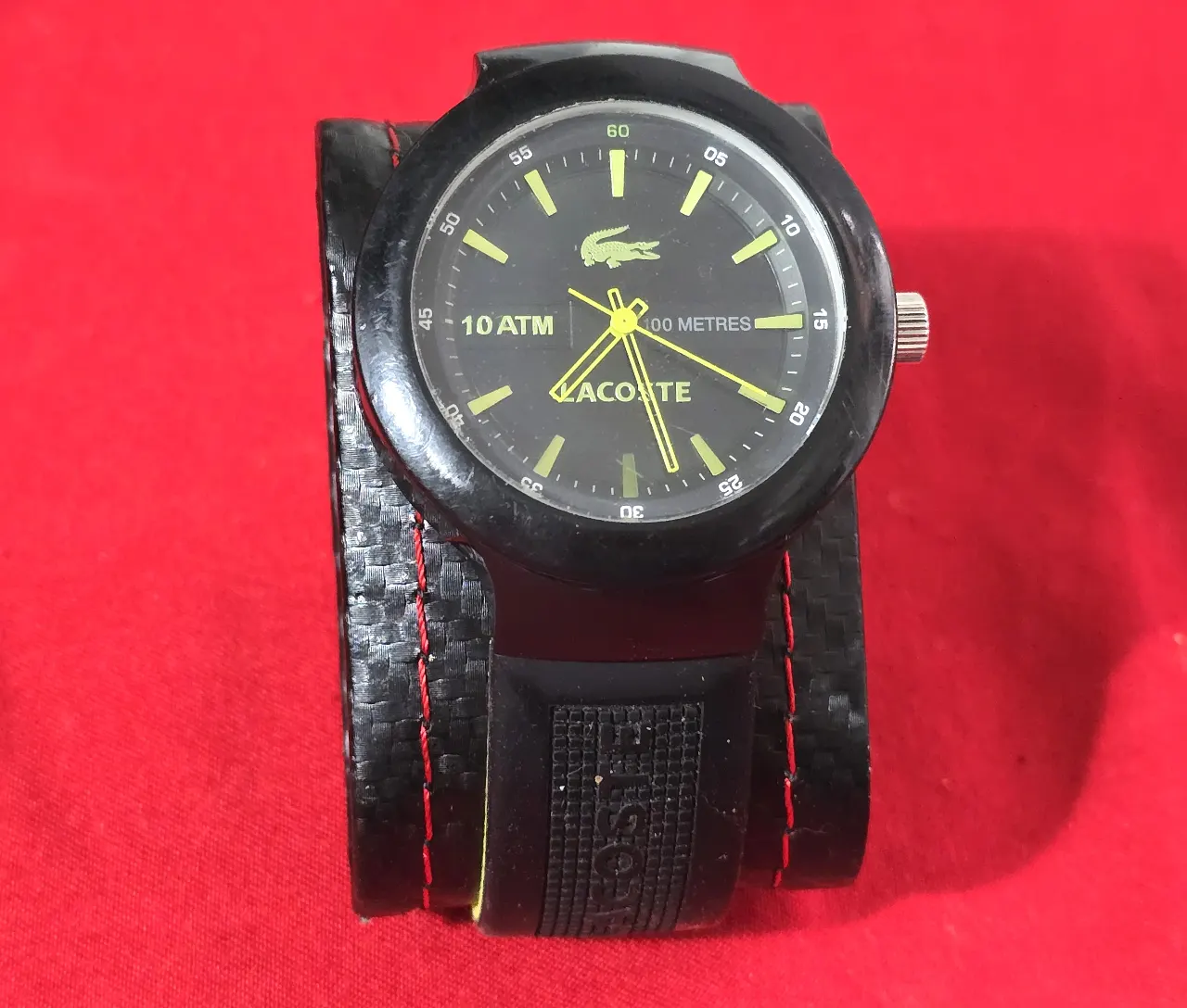 שעון ספורט מצב כחדש במצב עבודה השעון מעוצב בסגנון Lacoste (לקוסט) המותג הצרפתי השעון בגימור שחור עם נגיעות של ירוק