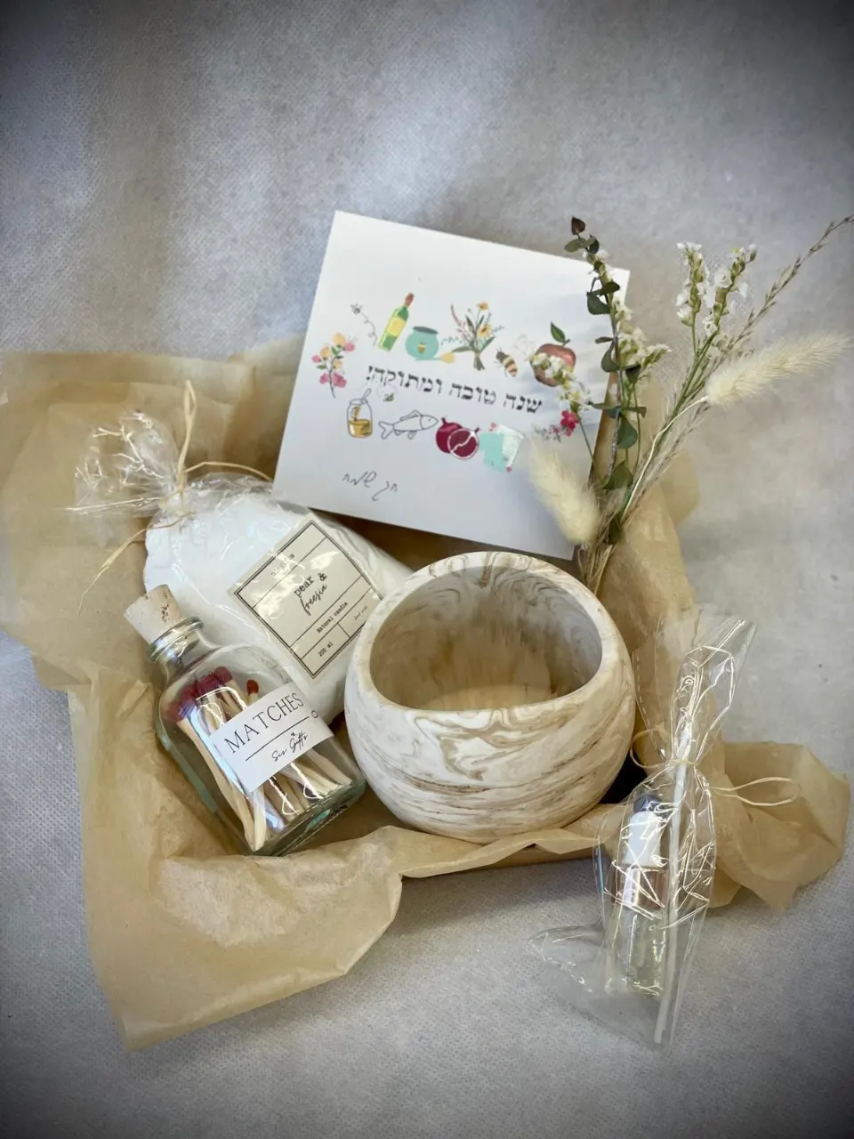 מארז הכולל נר אמורפי משויש, פניני שעווה, תמצית ריח עם פתילים, צנצנת להדלקת גפרורים