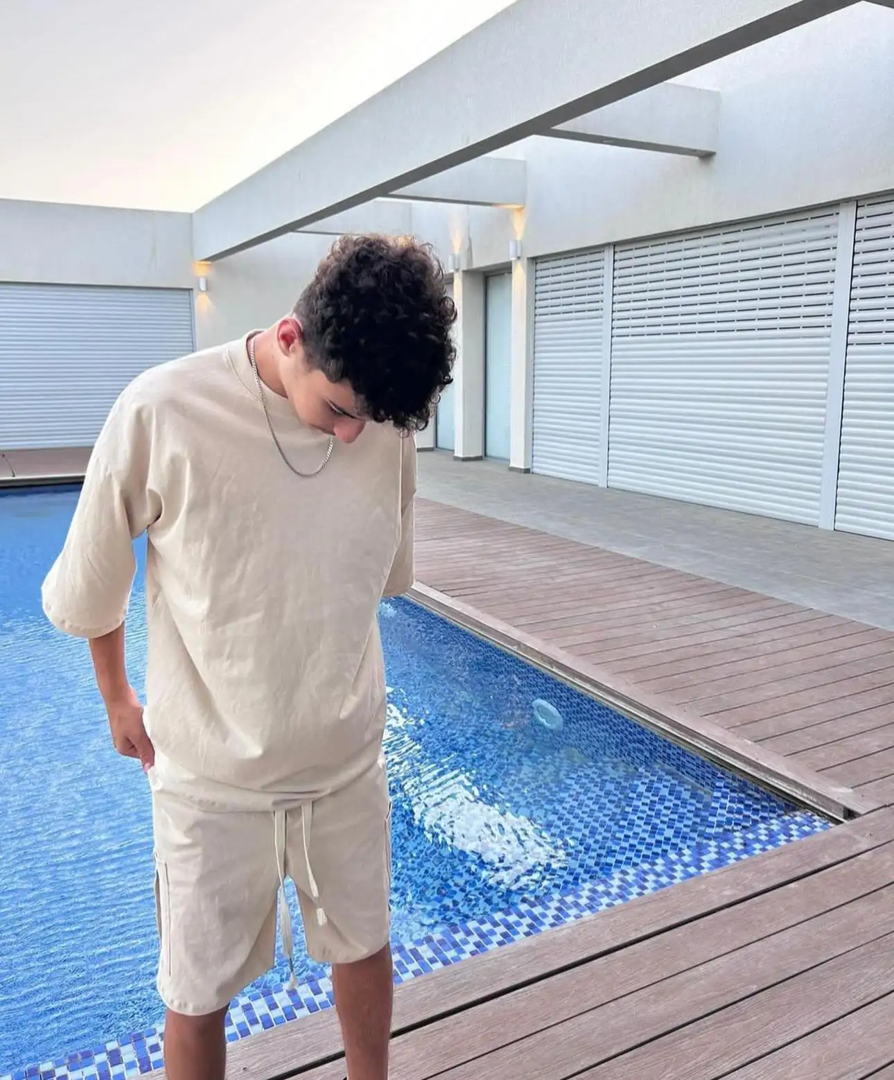 חליפת אובר סייז בז׳