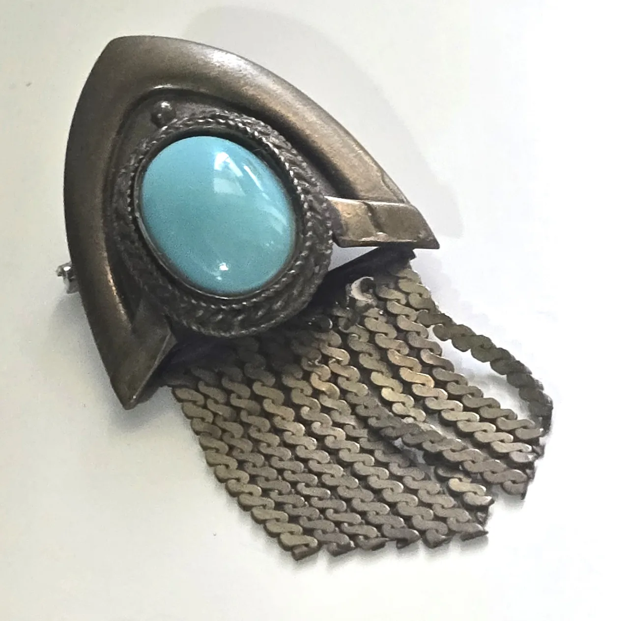 סיכה בסגנון עתיק דגם ויקטוריני מעוטרת באבן בצבע תורכיז ובעלת פרנזים ממתכת פריט אספנות