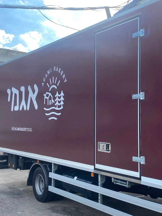 איך מתמודדים עם השמש בשילוט רכבים ?