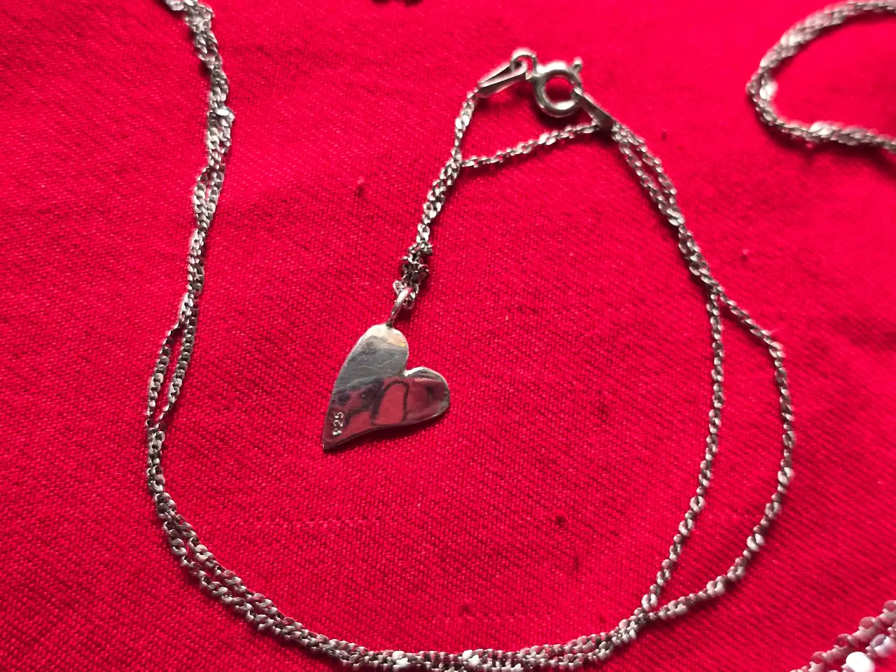 לוט של 4 שרשראות כסף מעוטרות בתליון בדמות לב.  חתומים.  אורך השרשרת 45.5 ס'מ.  משקל כולל 6.8 גרם.