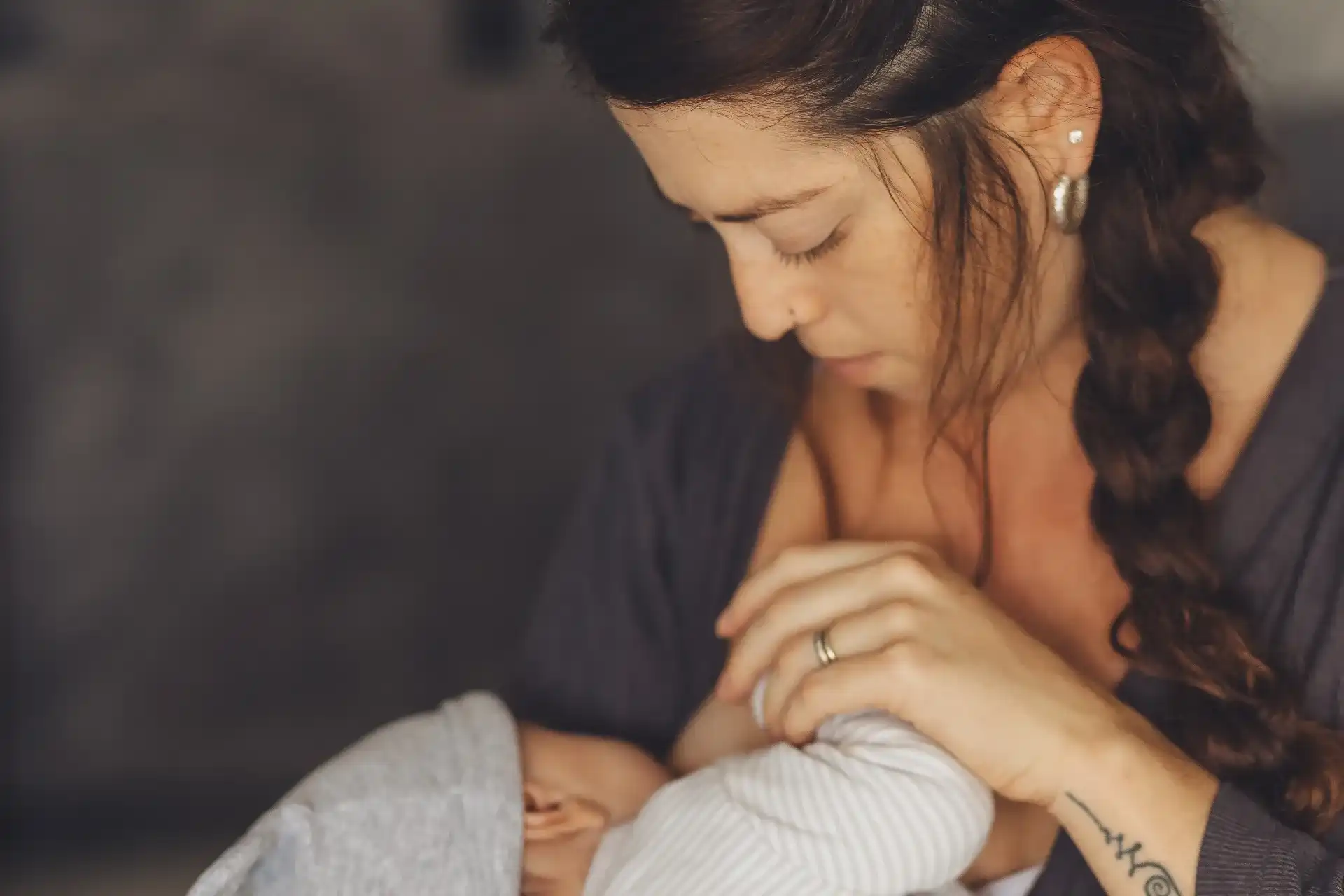 איך טיפול רגשי לנשים אחרי לידה מסייע בהתמודדות עם דיכאון אחרי לידה?