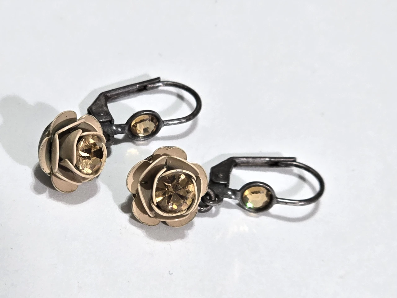 עגילי מיכל נגרין חתומות פרח מהמם ואבן סברובסקי