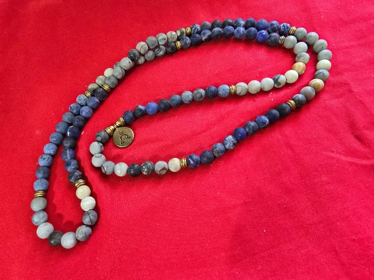 שרשרת ארוכה המורכבת מ.108 חרוזים מאבני חן טבעיות שרשרת זו משמשת למדיטציה תרגוליוגה או כשרשרת תפילה בודהיסטית