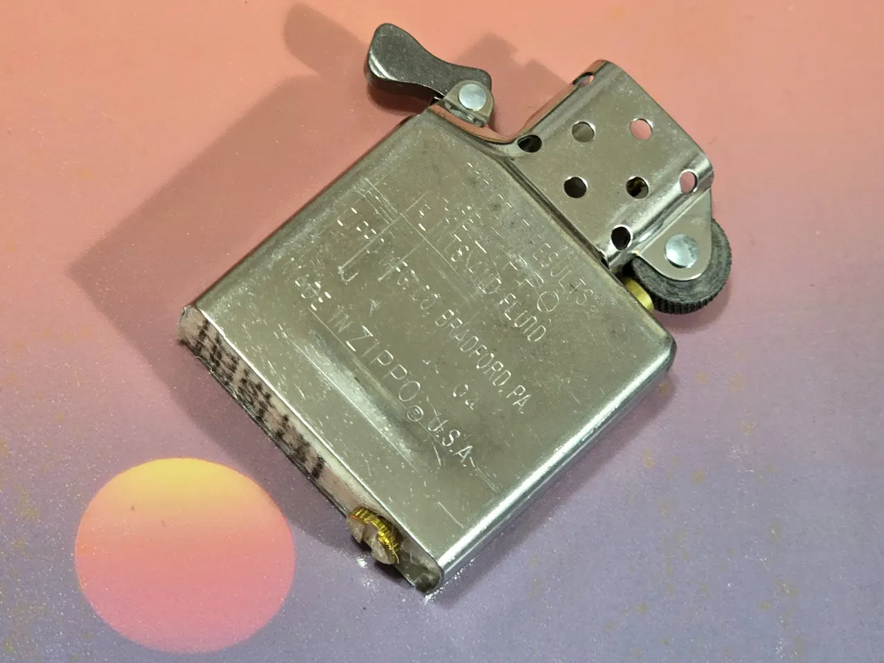 "Zippo" מצית zippo (זיפו) ישן ואיכותי כנראה ממהדורה מוגבלת, חדש לחלוטין באריזה. לא נעשה שימוש מעולם. זקוק למילוי. הגיע מאוסף גדול של אספן מצתים.