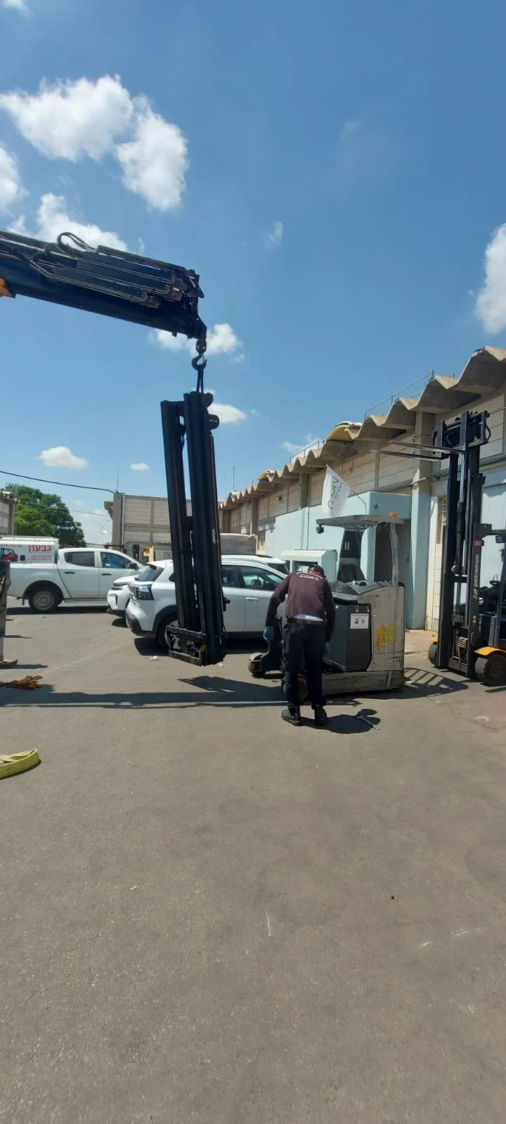 פירוק והרכבת מלגזת היגש אצל הלקוח