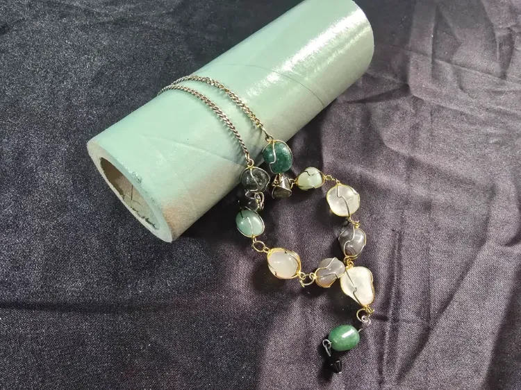 שרשרת אבני חן ברזילאית יחודית במיבנה Y מחמיא עשויה אבנים טבעיות שילוב צבעים לבן ירוק ואפור אבני אגת פריט אספנות יחודי עם סגולות