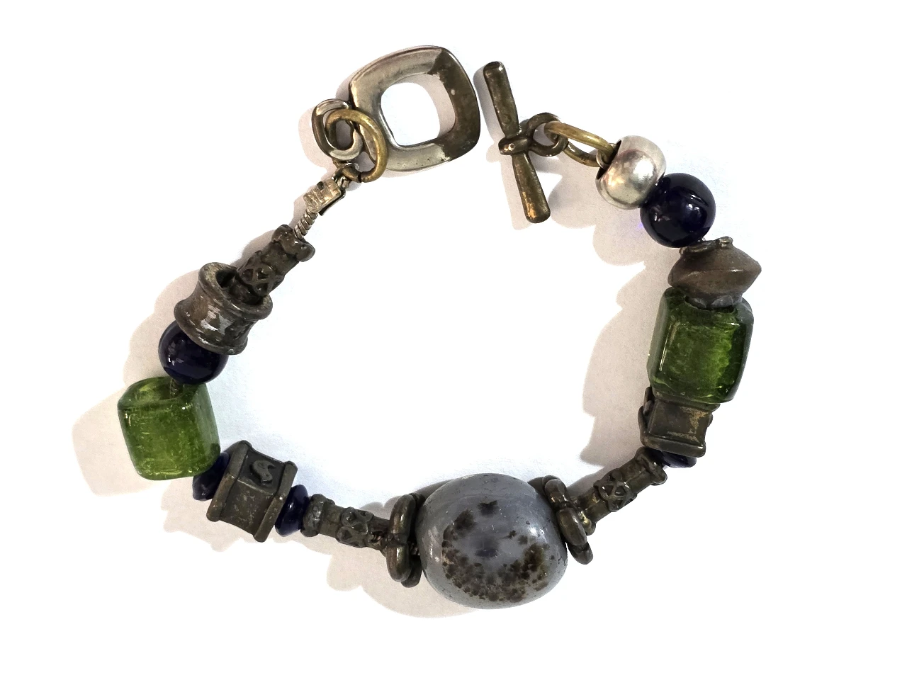 צמיד אומנותי עם חרוזי וינטאג' ואבן מלכיית