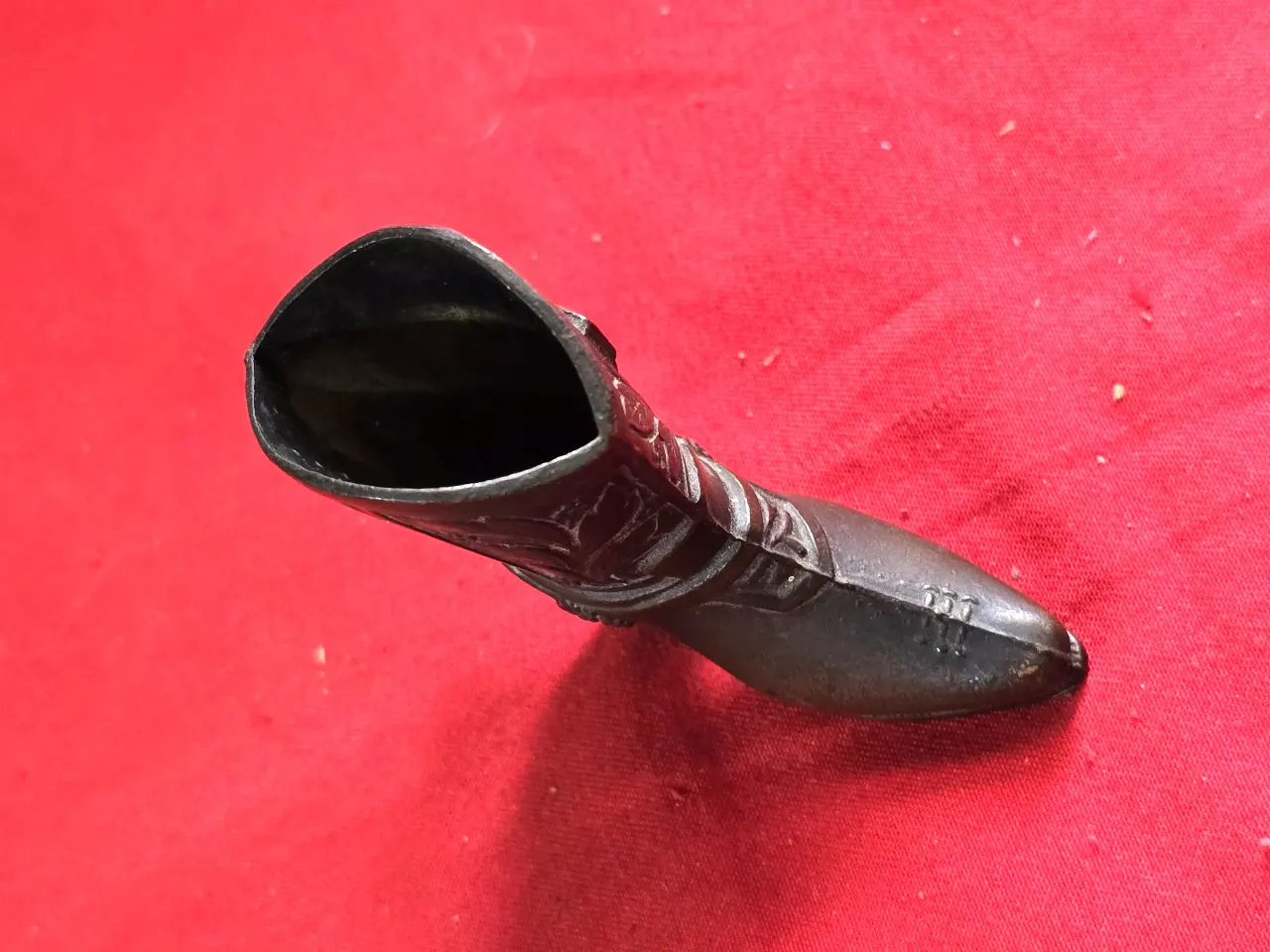 פיגורה ממתכת כנראה ברונזה מגף בוקרים גובה כולל עקב 6.5 ס'מ