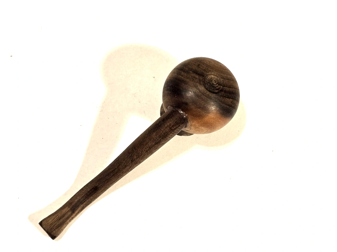 Pipe מקטרת מגולפת מעץ מלא בעבודת יד. Pipe מקטרת מגולפת מעץ מלא עבודת יד. מצב כחדש, לא היתה בשימוש. אורך - 11 סמ