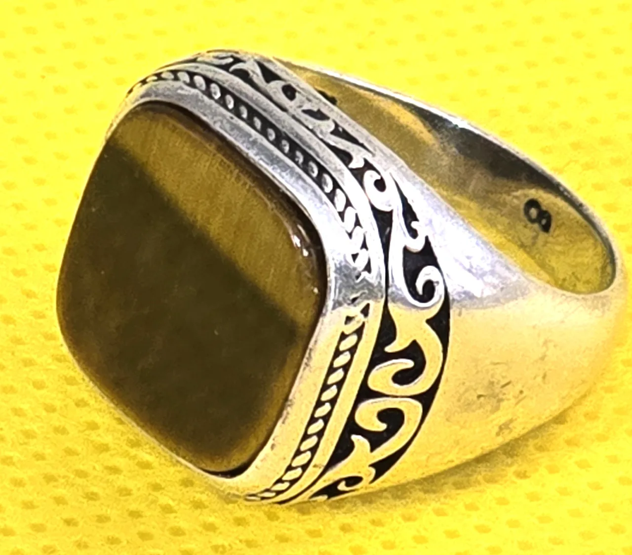 טבעת כסף וינטג' איכותית, גדולה ומרשימה. חתומה 925. מידה: 8.5 משקל: 9 גרם אורך מקסימלי האלמנט הקדמי כ- 19 מ"מ שבוץ אבן עין הנמר