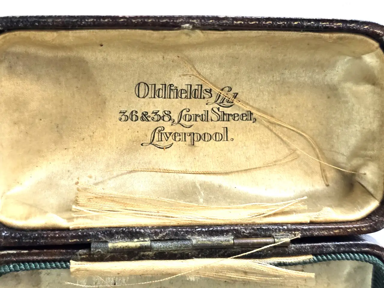 זוג קופסאות קטנות לתכשיטים מעטפת דמוי עור ישנות עד עתיקות הקופסאות מרופדות בפנים מידות הגדולה 9\4\4 ס'מ .המידות של הקטנה 7\3\2 ס'מ