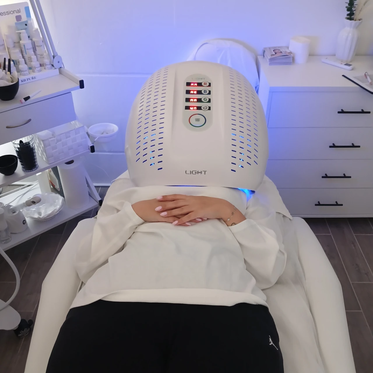 טיפול פוטותרפיה מבוסס על אור LED רפואי הפועל ברמות שונות של עומק בעור: • אנטי בקטריאלי לאקנה • אנטי דלקתי להרגעת אדמומיות • שיקום והאצת ריפוי תאי • עידוד יצירת קולגן וחיזוק העור טיפול בטוח, לא פולשני וללא זמן החלמה.