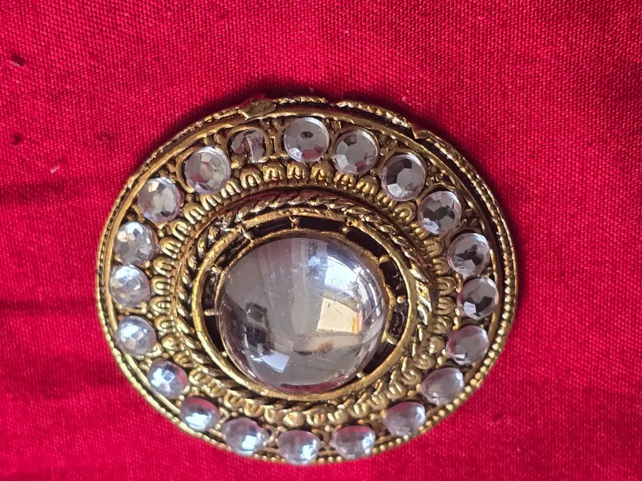 סיכה לבגד מהממת קריסטלים של סברובסקי קוטר הסיכה 4.5 ס'מ