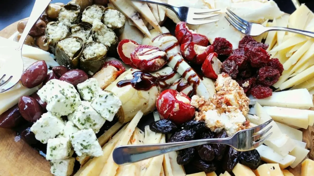 מגשי גבינות לאירוח ואירועים