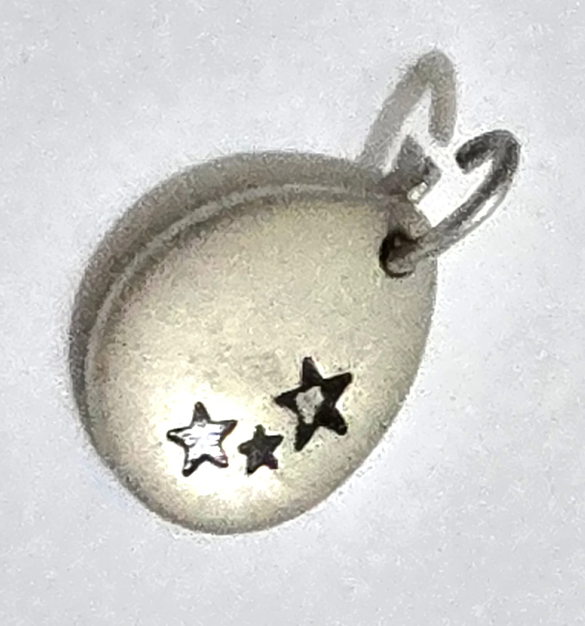 תליון "חמסה" מכסף. של H "שטרן". נאה ביותר. משקל: 4.29 גרם.