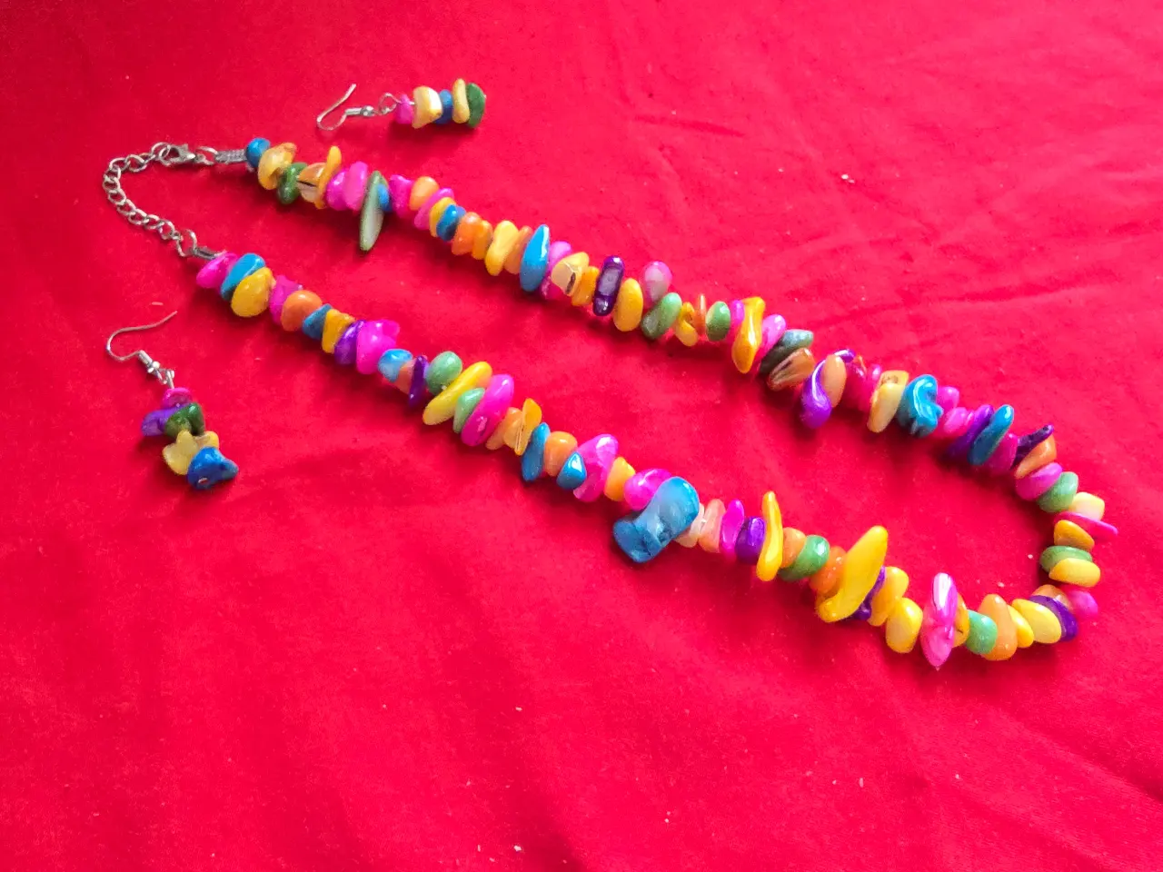 שרשרת ארוכה העשויה מ'צ'יפים (שבבים) של אבנים טבעיות העגיל הוא עגיל תלוי תואם לשרשרת