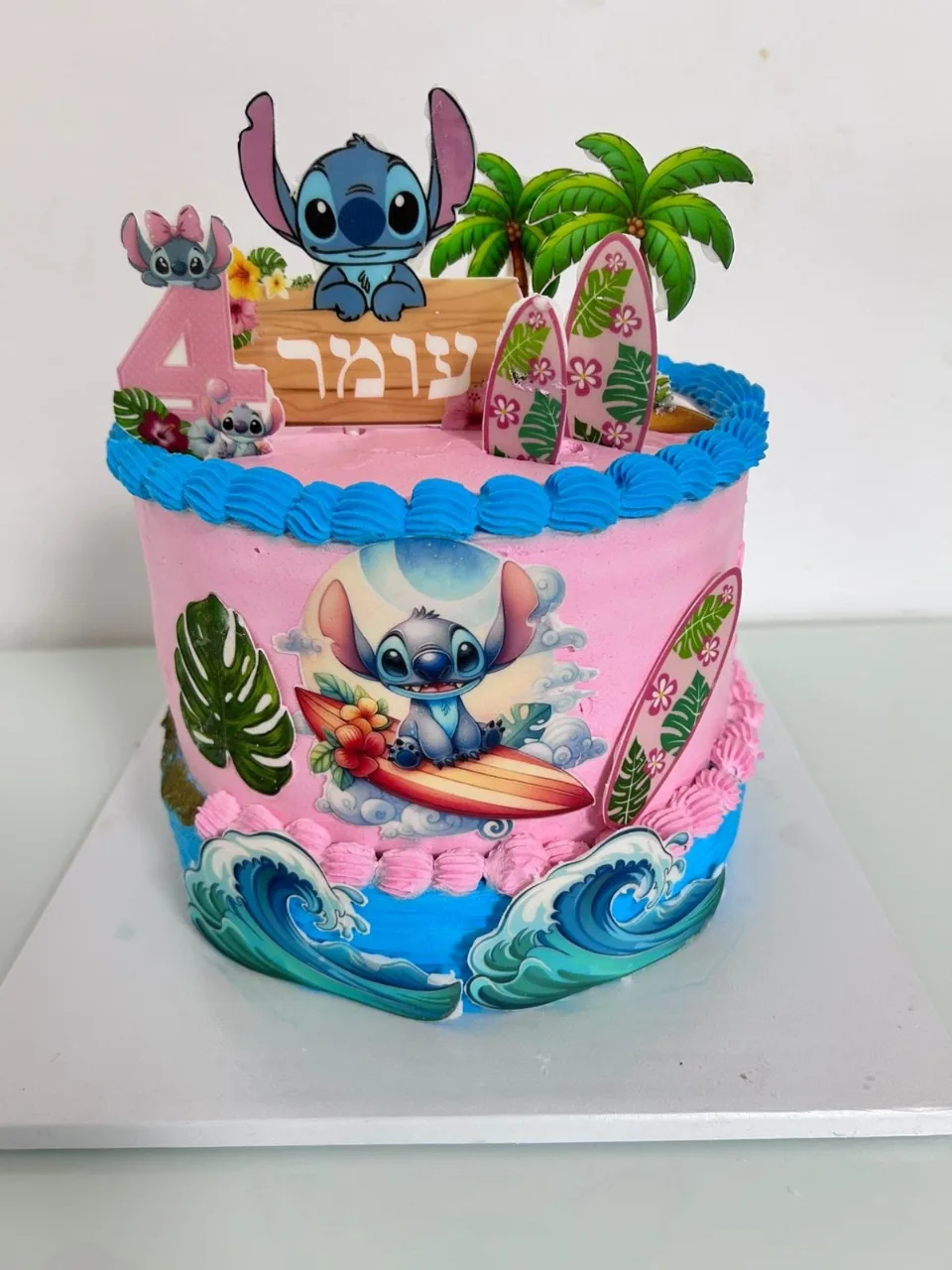 עוגה מעוצבת עם דפי סוכר וזילוף