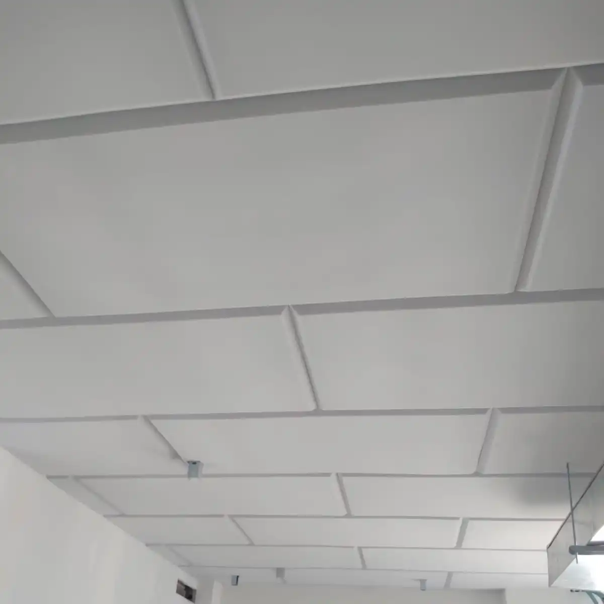  תקרות אקוסטיות צפות ומדבקות