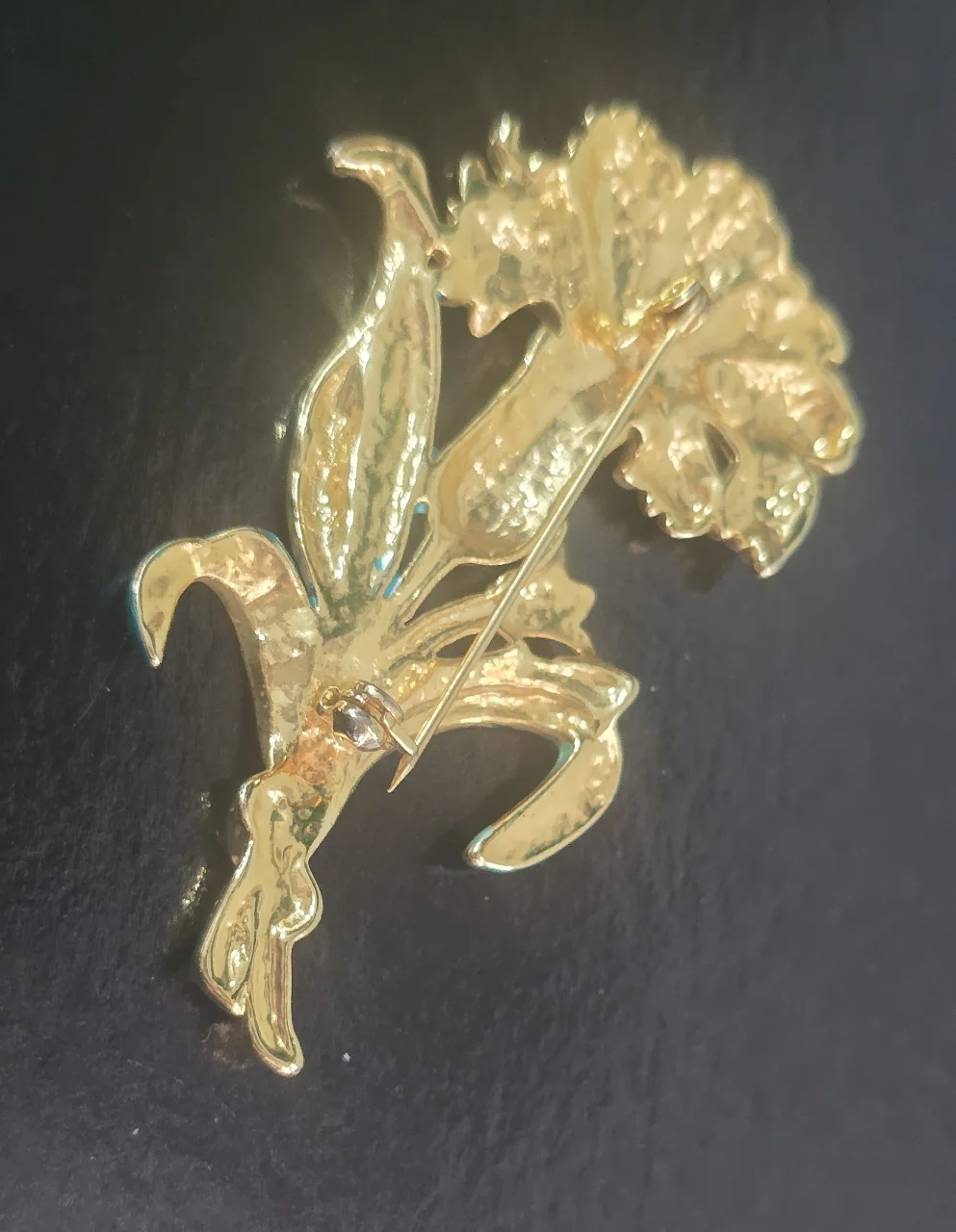 סיכה וינט'ג מיוחדת הפרח צבוע באמייאל ירוק וורוד וציפוי זהב