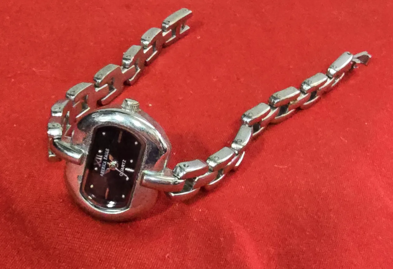 שעון יד לנשים קוורץ השעון של המותג America Eagle .מותג אמריקה איגל יש חוסר בסוללה