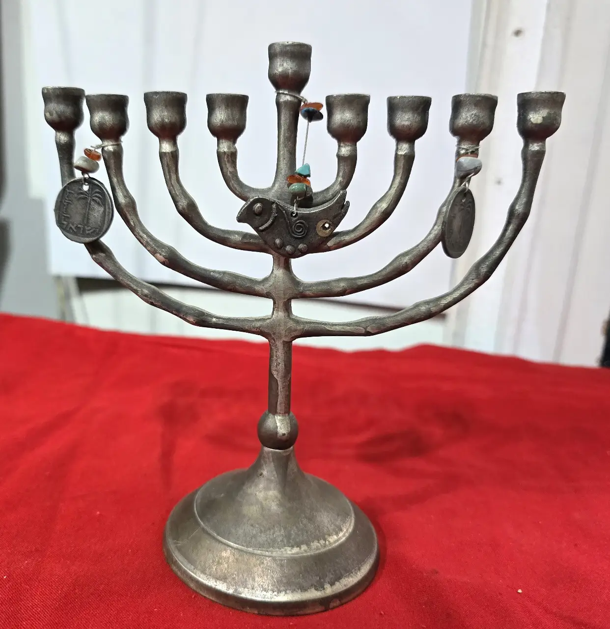 חנוכיה מהממת עשויה מפיוטר שילוב של 2 מטבעות של 10 א'ג ויונה ממתכת גובה 17 ס'מ ורוחב 15 ס'מ