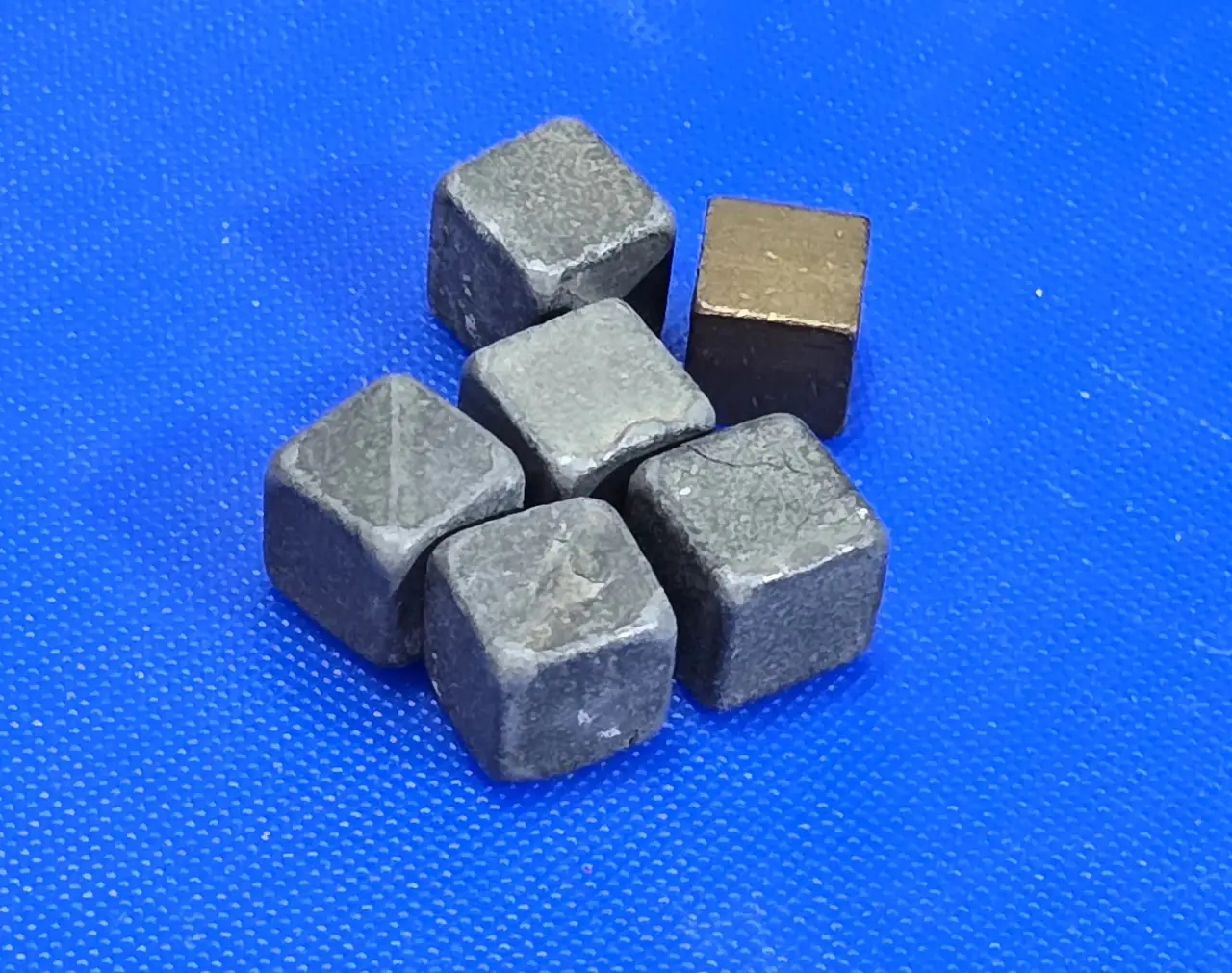 כשהיינו ילדים שיחקנו בחמש אבנים