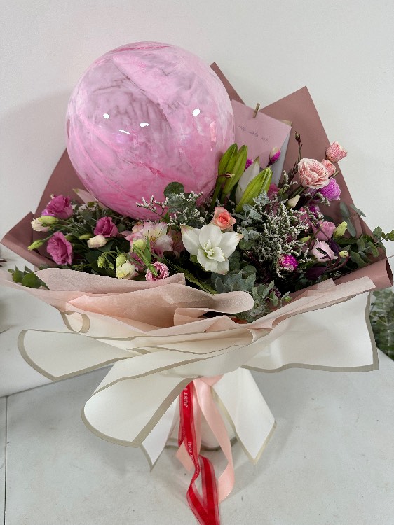 זר טליה עם בלון צבוע