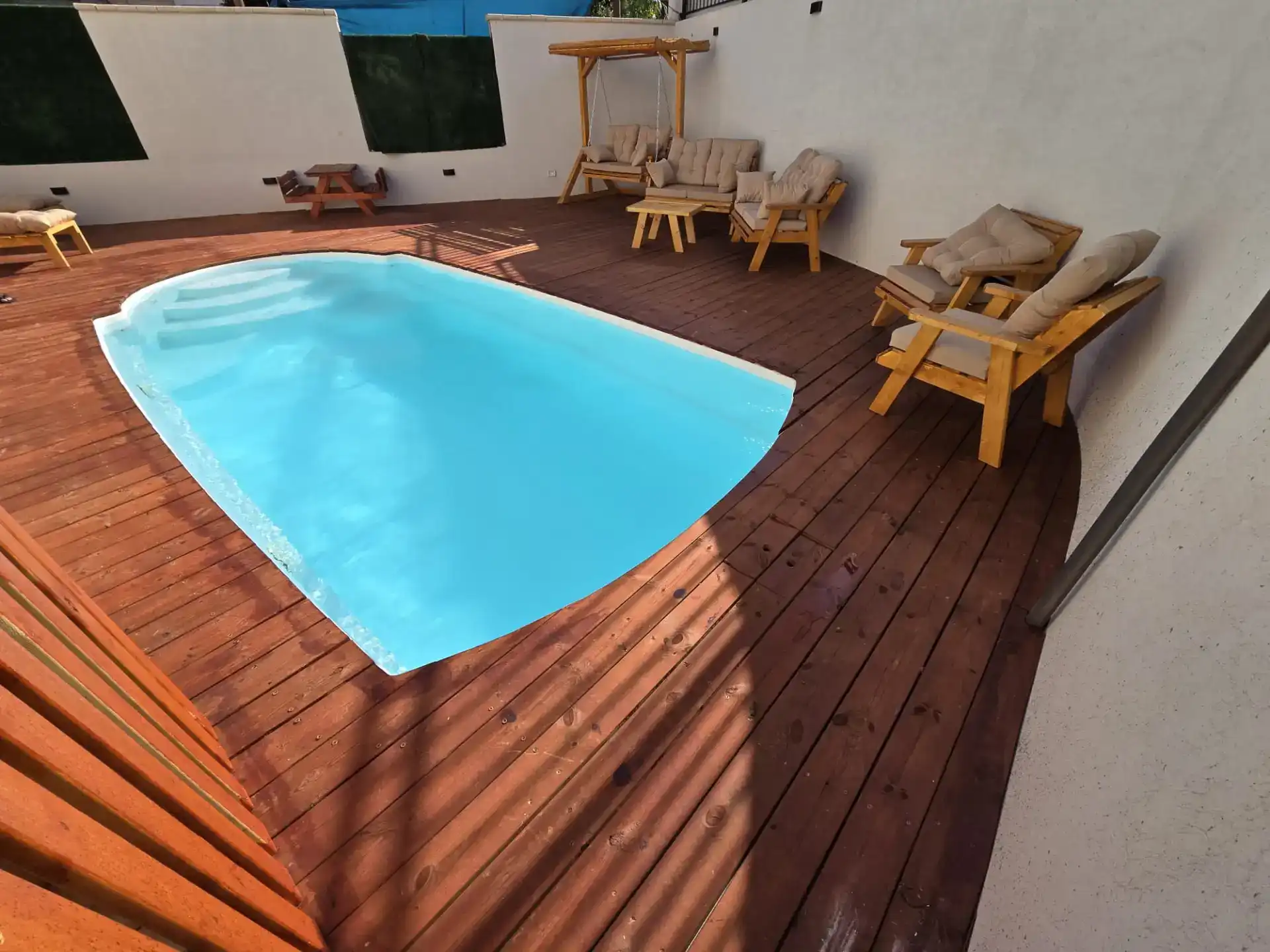 בריכה מחוממת ומקורה