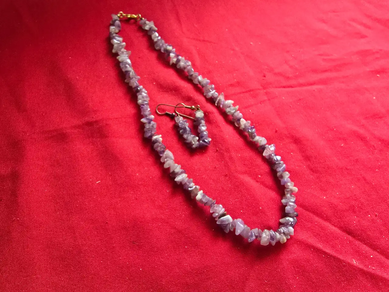 שרשרת וזוג עגילים תואמים סוגר מתכת מוזהב עשויים עם אבני אמטיס