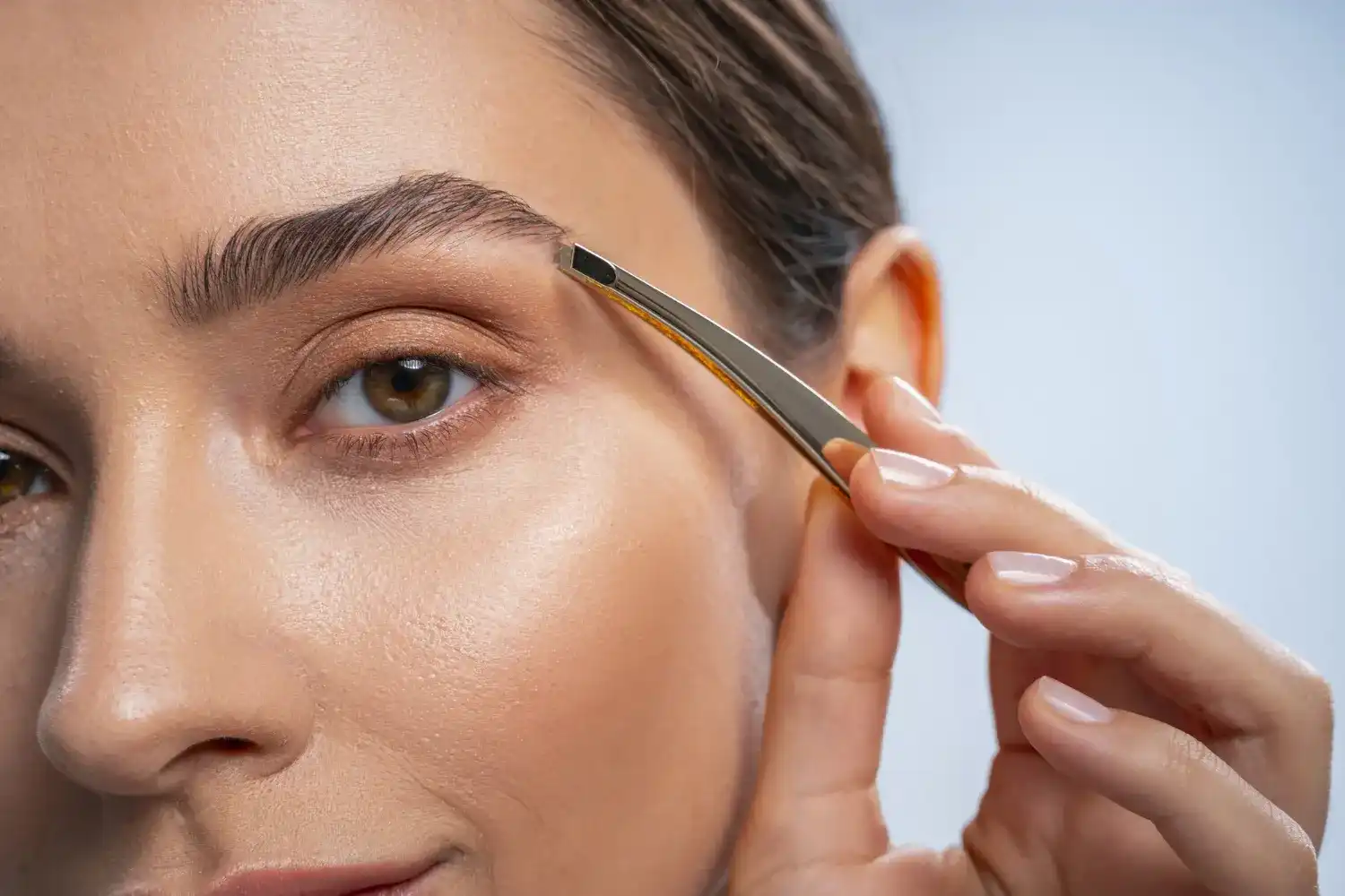 הסודות לעיצוב גבות טבעי ומחמיא