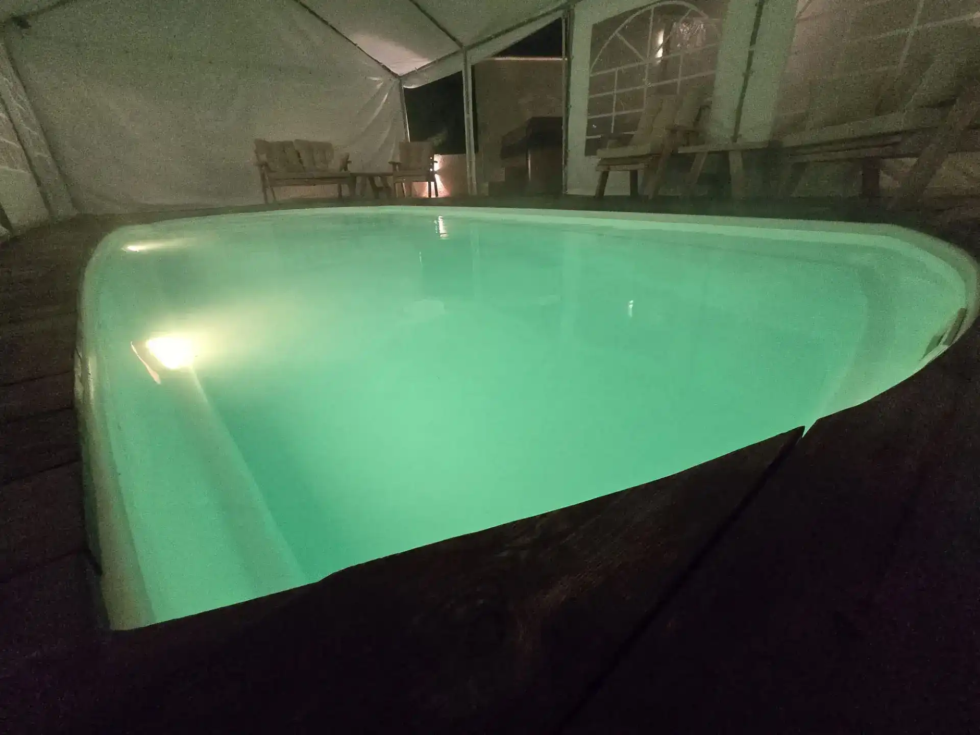 בריכה מחוממת ומקורה