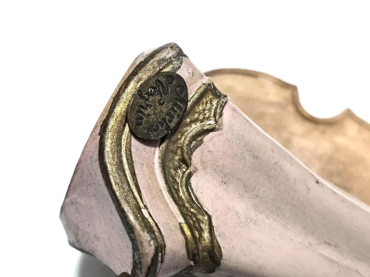 מלאכית של מיכל נגרין שבוץ אבני סברובסקי אדומות גובה 10 ס'מ