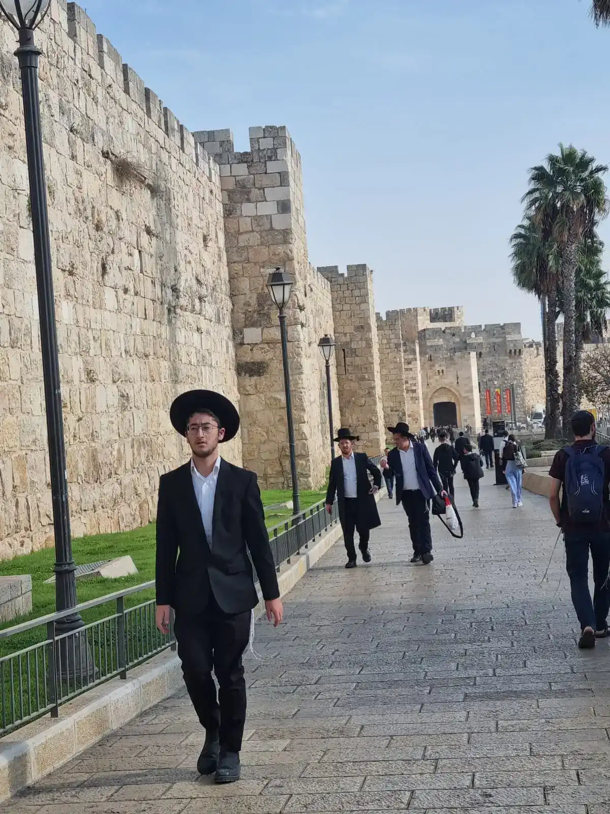 ירושלים פנים רבות לה