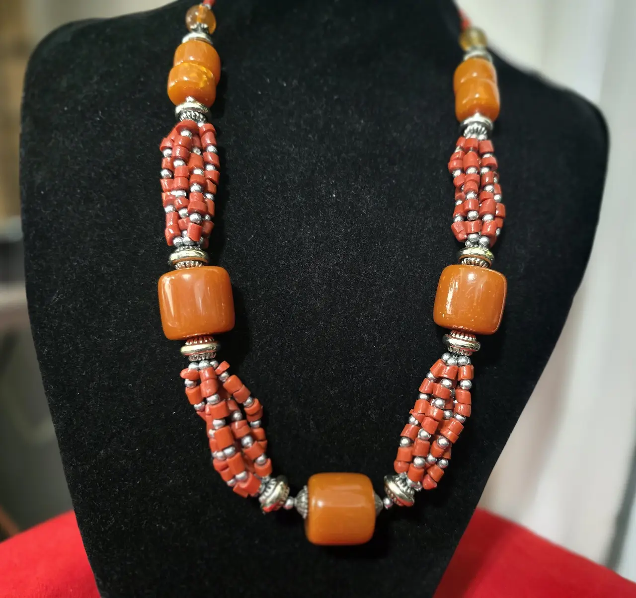 שרשרת עם חרוזים גדולים בצבע ענבר וחרוזים קטנים יותר בנהם שרשרת צבעונית יפה ומרשימה