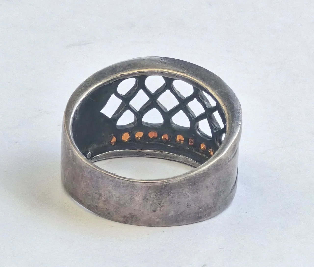 טבעת וינטאג' כסף סטרלינג 925 משובצת באבני גרנט, גודל: 10, רוחב למעלה: 1.4 ס"מ, משקל: 8 גר'.