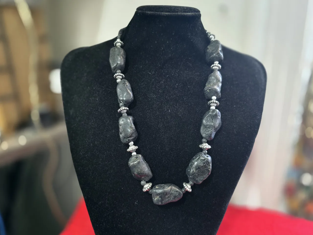 שרשרת מורכבת מאבנים שחורות גדולות וטבעיות המופרדות הנהם עם חרוזי כסף