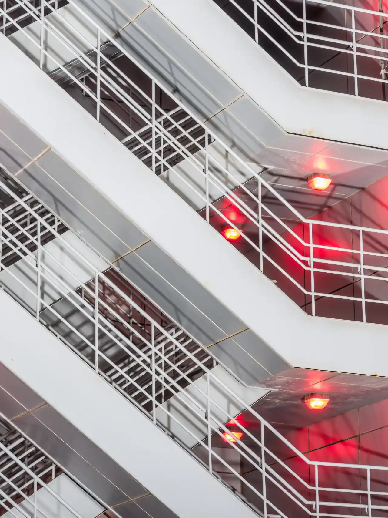 איך מתבצעת התקנת מערכות גילוי אש מקצועית בעסקים ובמבנים פרטיים?