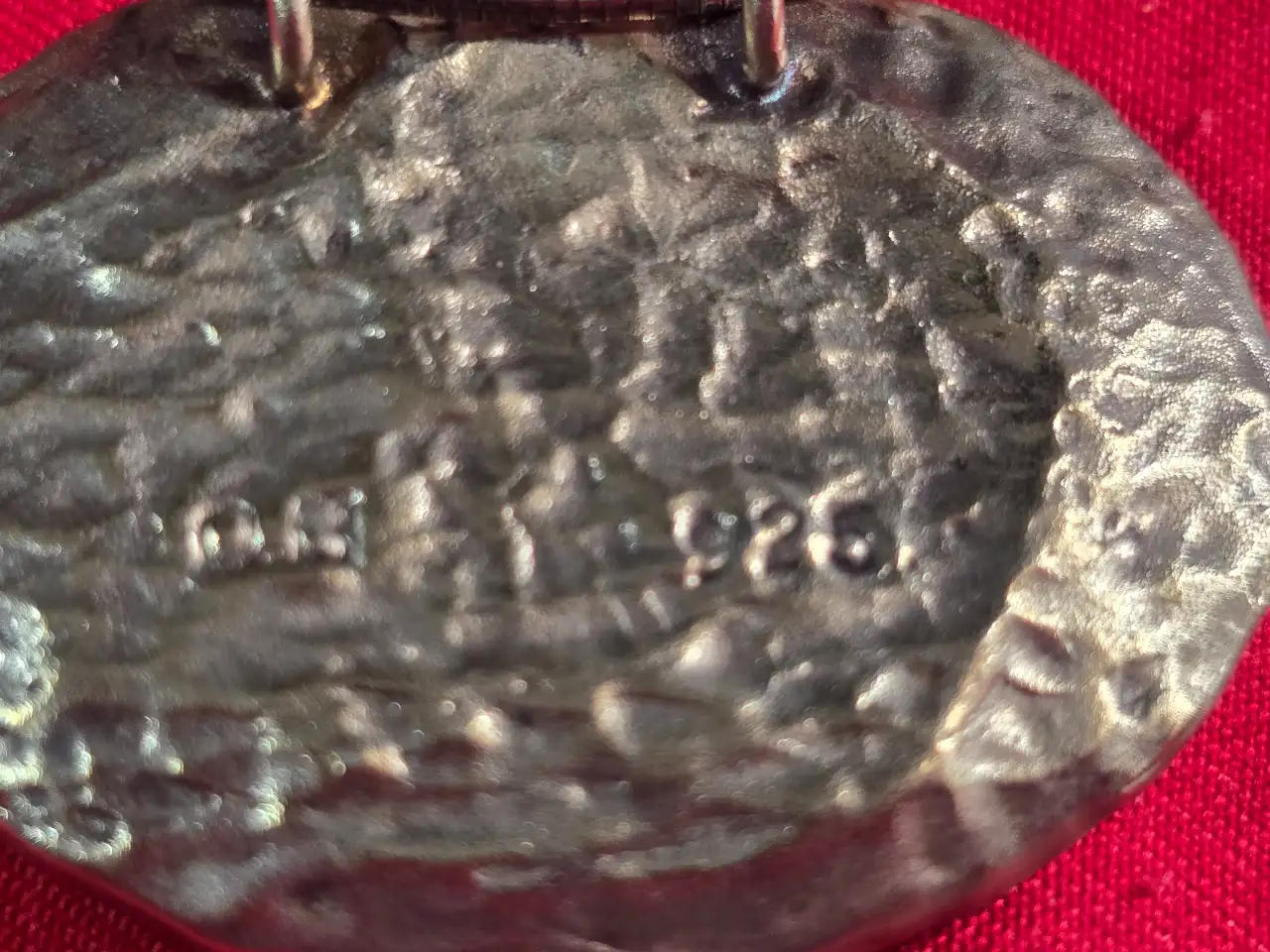 סט תכשיטים מרשים שרשרת קולר עם תליון מרכזי גדול ועגילים תואמים מרוקע וללא ליטוש כסף 925 חתום בשלושתם מאחור במרכזו של התליון והעגילים אבן גראנט גדולה שמסביבה אבני סברובסקי עבודת יד עוצב ע'י מעצבת