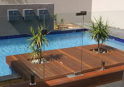 מעקות זכוכית למדרגות ולמרפסת