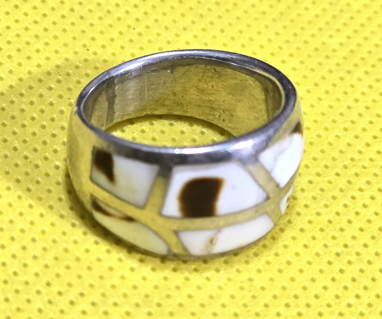 טבעת נאוואחו ילידית אמריקאית (אינדיאנית) מכסף סטרלינג 925 עם פסיפס אגט, מידה: 6.75-7