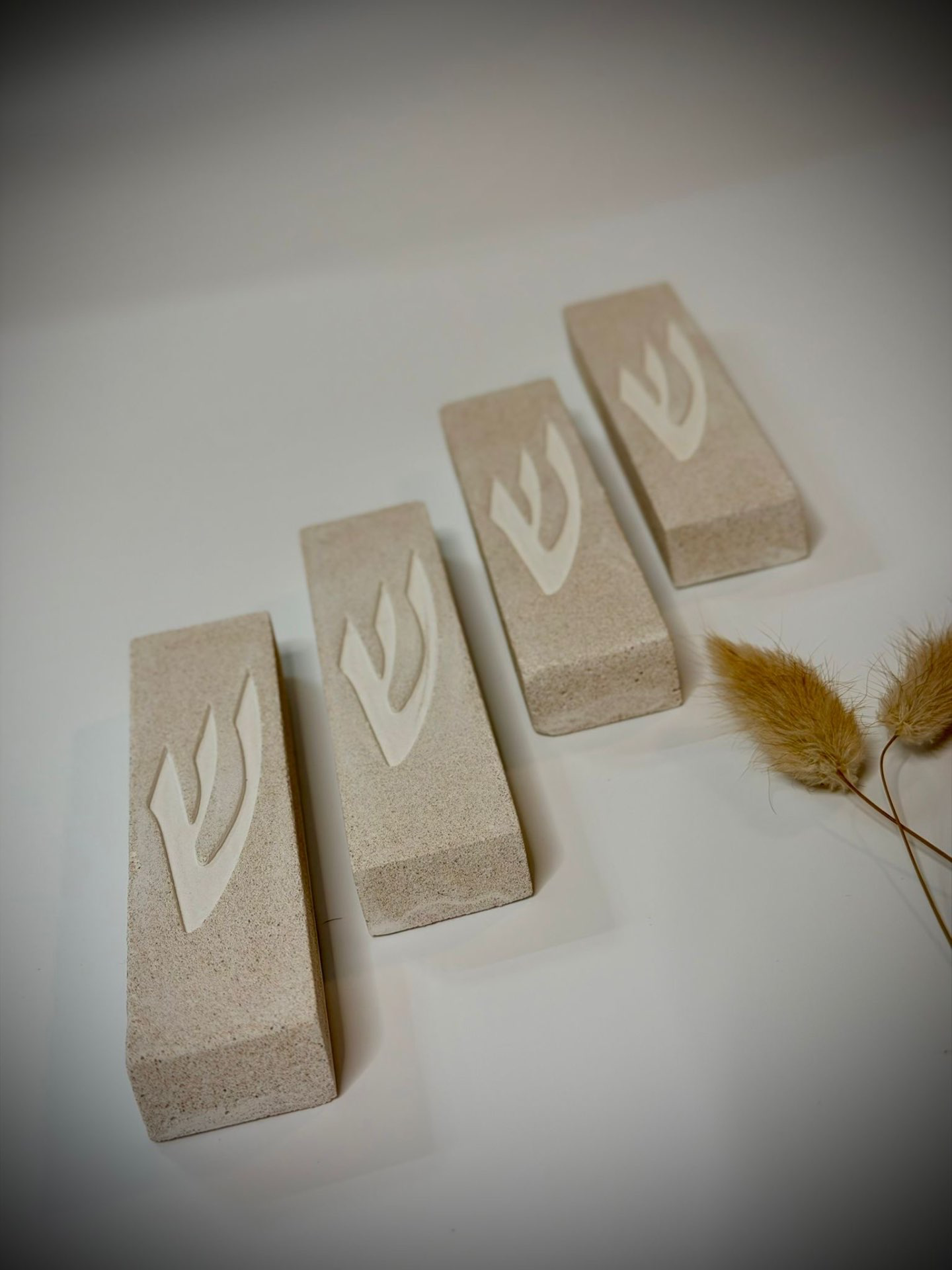 מזוזה עם ש מוטבעת בסגנון אבן גוון בז׳