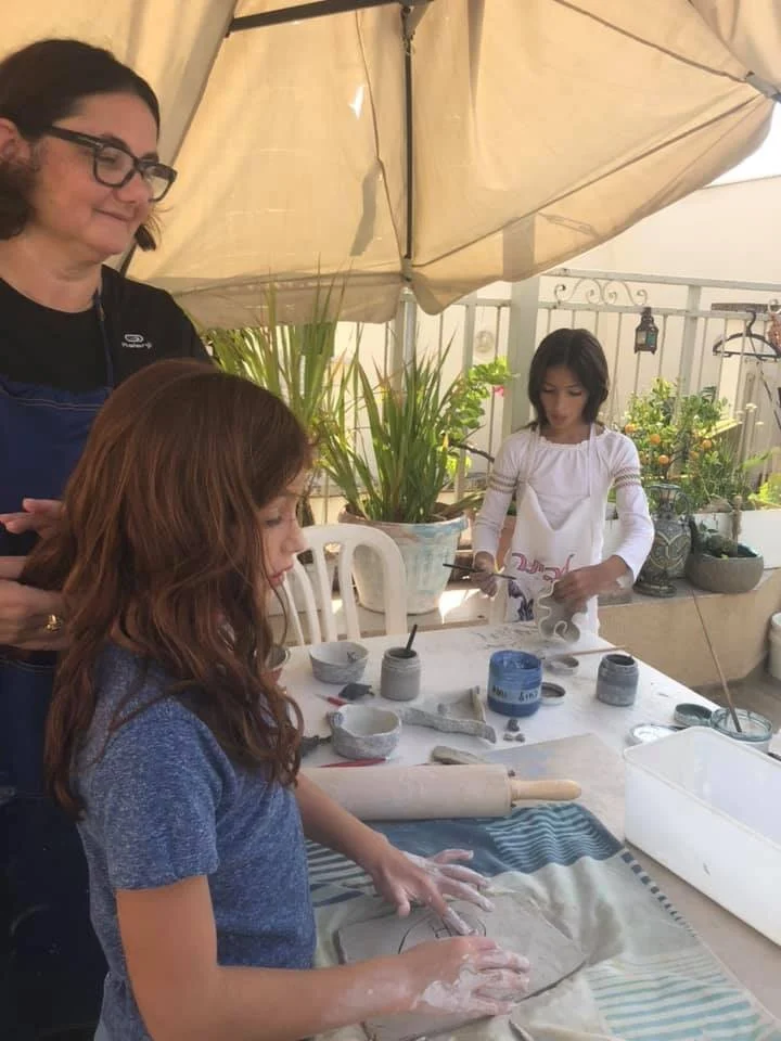 סדנת קרמיקה כמסיבה